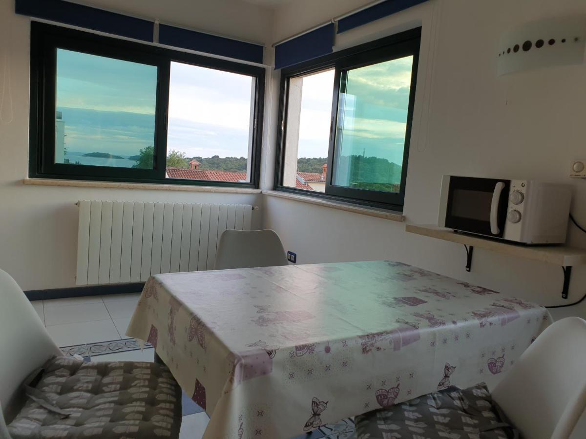 Apartments Adri, Parking In The Yard 로비니 외부 사진