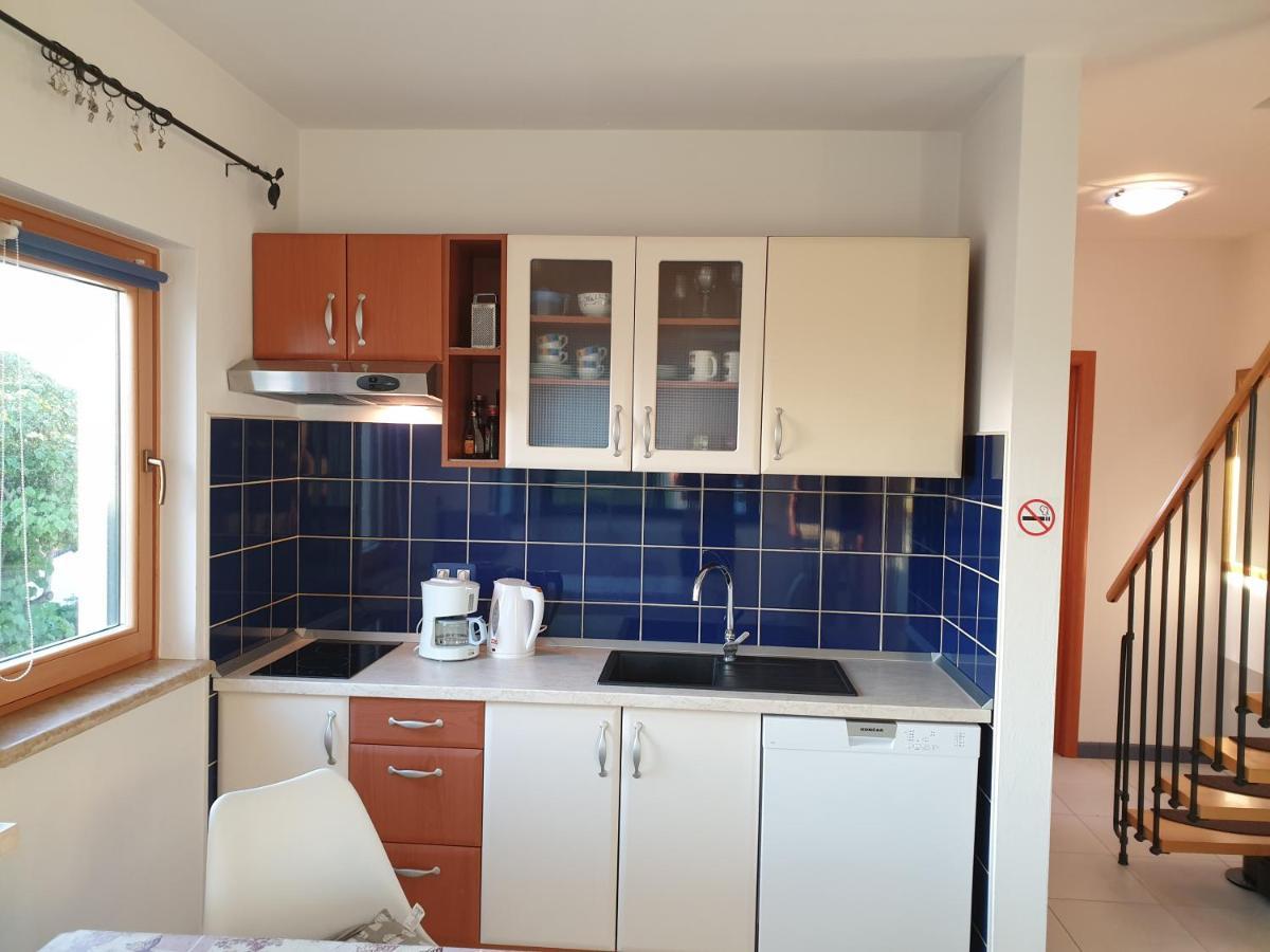 Apartments Adri, Parking In The Yard 로비니 외부 사진