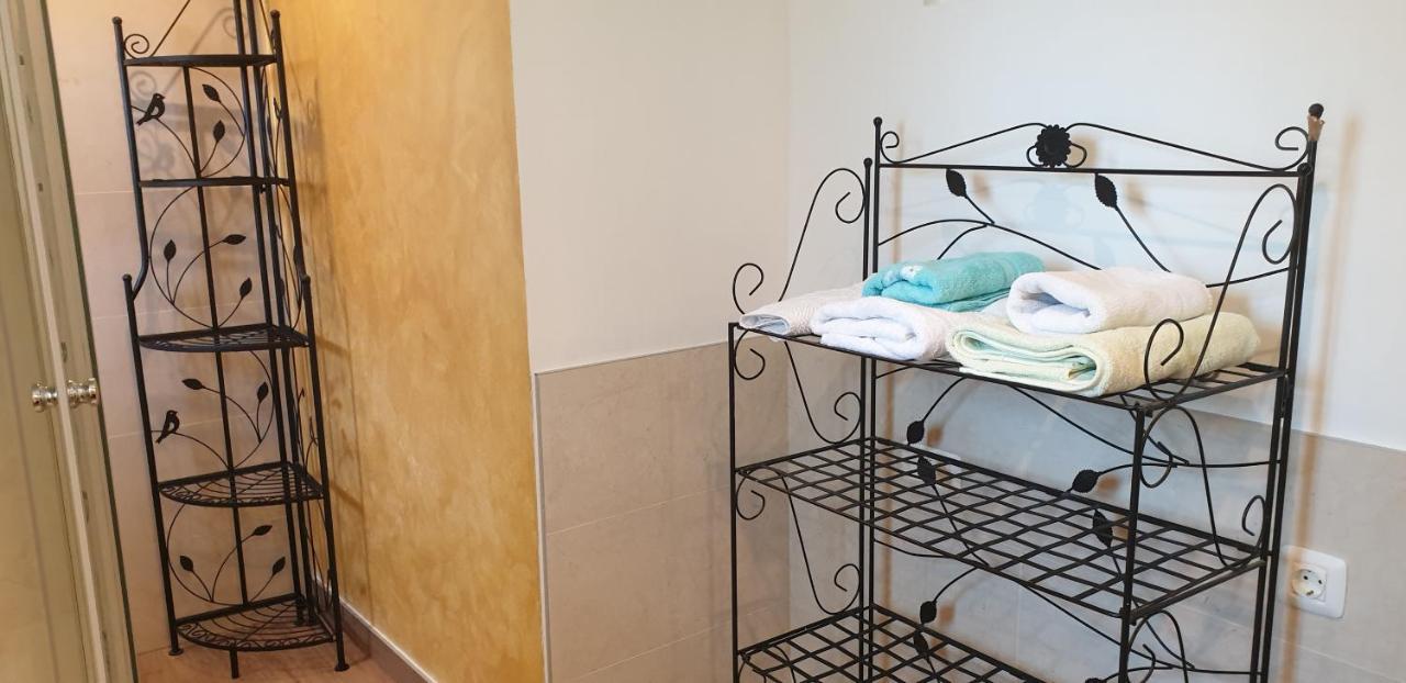 Apartments Adri, Parking In The Yard 로비니 외부 사진