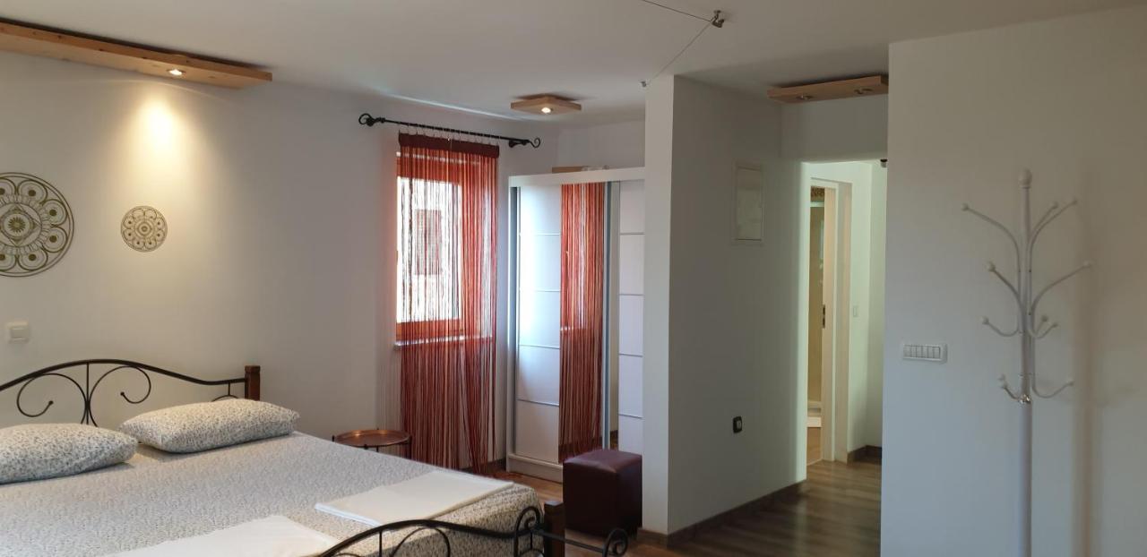 Apartments Adri, Parking In The Yard 로비니 외부 사진