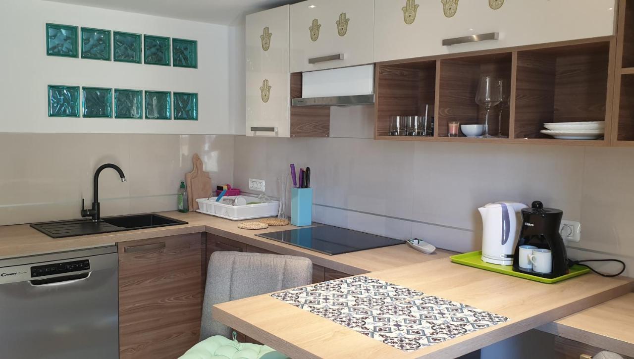 Apartments Adri, Parking In The Yard 로비니 외부 사진