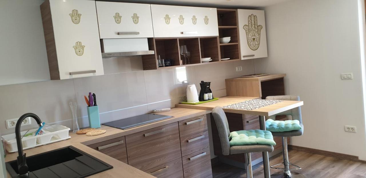 Apartments Adri, Parking In The Yard 로비니 외부 사진