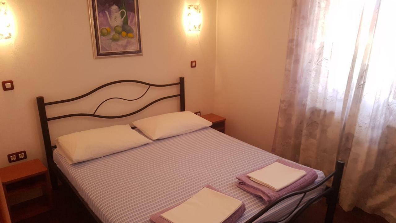 Apartments Adri, Parking In The Yard 로비니 외부 사진